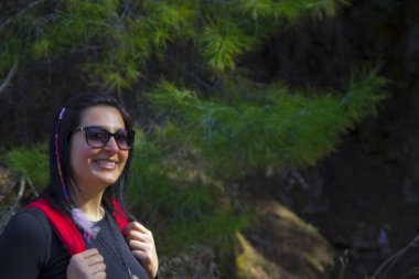 Türkiye 'nin Tamirat kentinde Ormandaki Genç Kadın Portresi