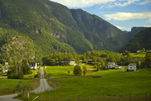 Όμορφη Σκηνή Στην Καταπράσινη Φύση Και Βουνά Στη Νορβηγία — Φωτογραφία Αρχείου
