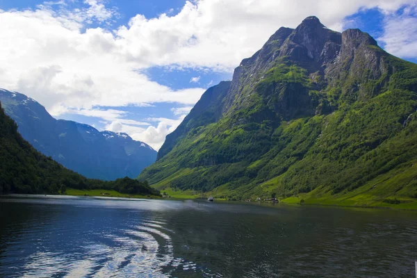 Schöne Szenerie Grüner Natur Und Bergen Norwegen — Stockfoto