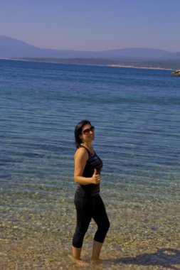 Türkiye plajında güzel bir genç kadın.