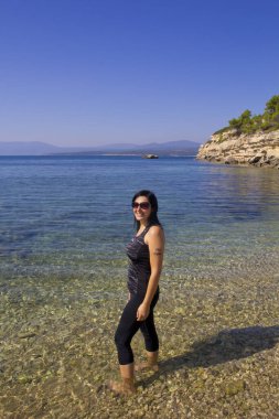 Türkiye plajında güzel bir genç kadın.