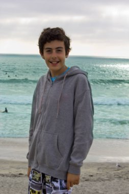 San Diego, La Jolla 'da sahilde genç bir çocuğun portresi.