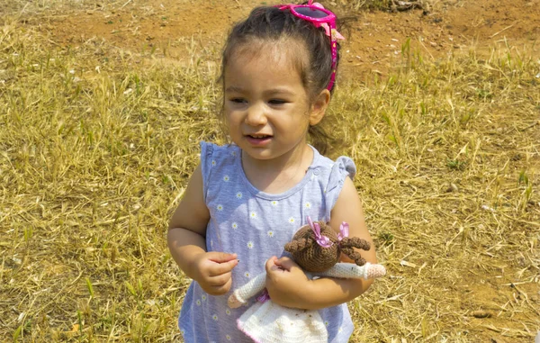Маленькая Девочка Смотрит Камеру Парке Зеленой Природе — стоковое фото