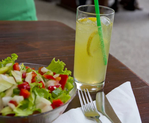 健康とレモネードと新鮮なサラダ — ストック写真