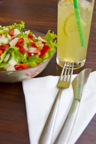 健康とレモネードと新鮮なサラダ — ストック写真