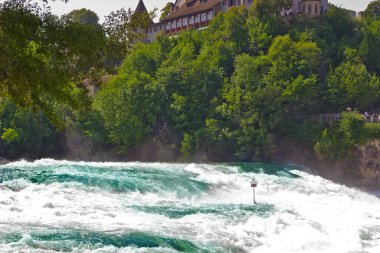 İsviçre 'de Shaffhausen' de Ren 'de güzel bir manzara yaşanıyor.