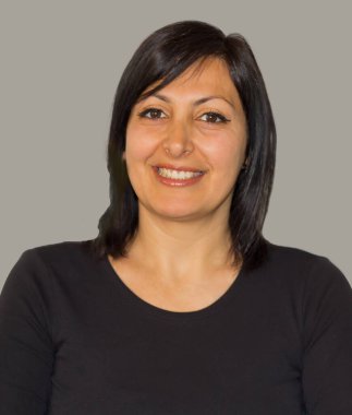 Evdeki güzel genç kadının portresi.