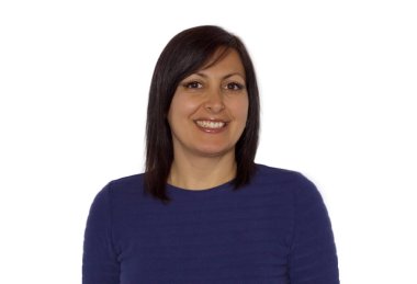 Evdeki güzel genç kadının portresi.