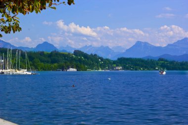 İsviçre 'nin Luzern şehrindeki Luzern Gölü' nde güzel bir manzara.