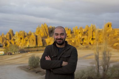 Kapadokya, Türkiye 'de yakışıklı bir adamın portresi
