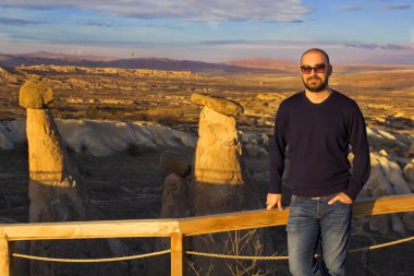 Kapadokya, Türkiye 'de yakışıklı bir adamın portresi