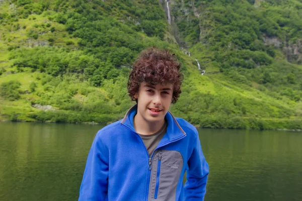 Портрет Счастливого Мальчика Зеленой Природе Норвегии — стоковое фото