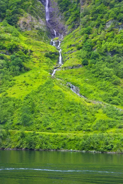 Hermosa Cascada Verde Escena Naturaleza Noruega —  Fotos de Stock