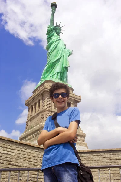 ニューヨーク アメリカのカメラを見る幸せな少年の肖像画 — ストック写真