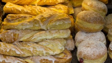  Bielefeld, Almanya 'da taze pişmiş kek ve berber.