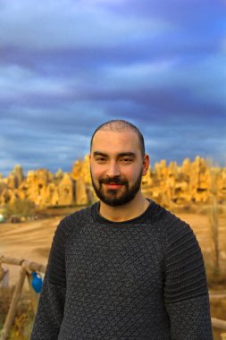  Kapadokya 'da genç yakışıklı erkek portresi, Türkiye' de Goreme