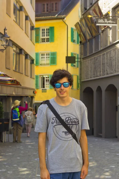 Portrait Jeune Homme Regardant Une Caméra Dans Ville Luzern Suisse — Photo