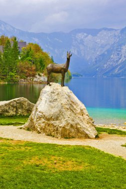 Slovenya 'nın Bohinj Gölü' ndeki güzel yeşil doğa manzarası ve geyik heykeli