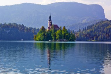 Slovenya 'nın Bled köyünde göldeki güzel manzara