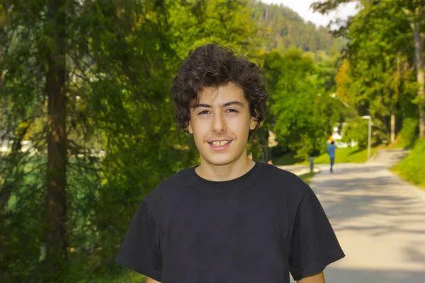 Portrait Garçon Heureux Sourit Caméra Dans Lac Bled Slovénie — Photo