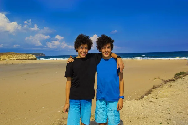 Porträt Eines Glücklichen Zwillings Der Sommer Strand Die Kamera Lächelt — Stockfoto