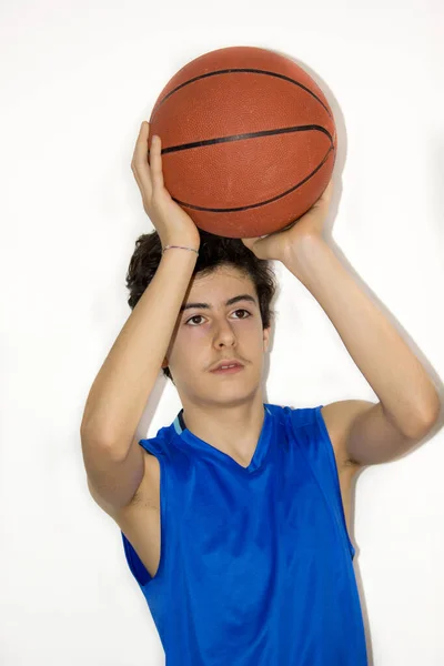 Jonge Jongen Basketbal Spelen Met Geïsoleerde Achtergrond — Stockfoto