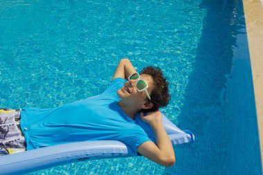  Mutlu çocuk portresi Yüzme havuzunda iyi eğlenceler