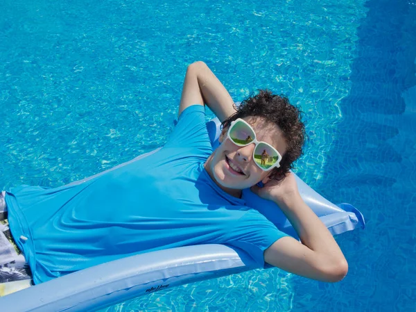 Porträt Glücklicher Junge Hat Spaß Schwimmbad — Stockfoto