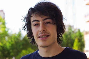 Evde diş teli olan yakışıklı bir adamın portresi.