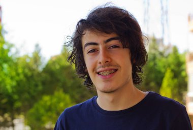 Evde diş teli olan yakışıklı bir adamın portresi.