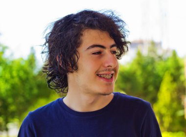 Evde diş teli olan yakışıklı bir adamın portresi.