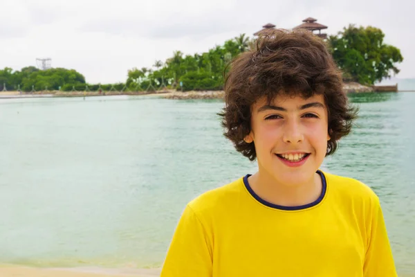 亚洲新加坡Sentosa岛快乐男孩的画像 — 图库照片