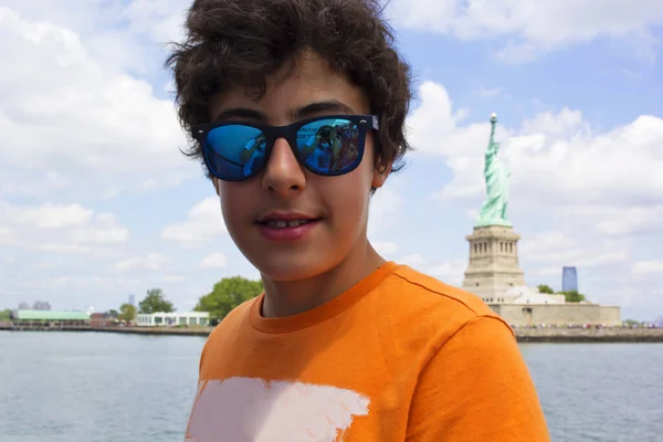 Portret Młodego Przystojnego Chłopca Wakacjach Newyork Stany Zjednoczone — Zdjęcie stockowe