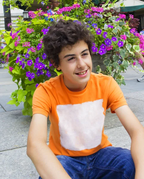 Ung Pojke Bryant Parken Med Blommor — Stockfoto