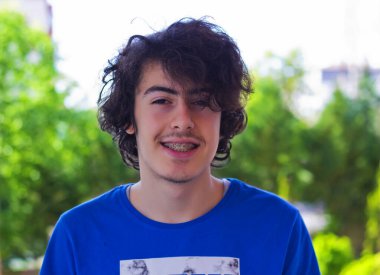  Genç ve yakışıklı bir adamın portresi.