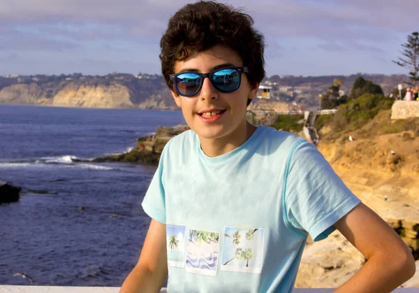 Portrét Pohledného Chlapce Usmívá Kamery Jolla Beach San Diego — Stock fotografie