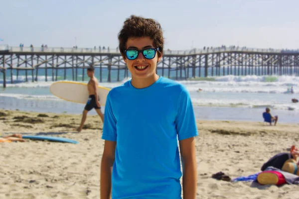 Yakışıklı Çocuğun Portresi San Diego Jolla Plajı Nda Kameraya Gülümsüyor — Stok fotoğraf