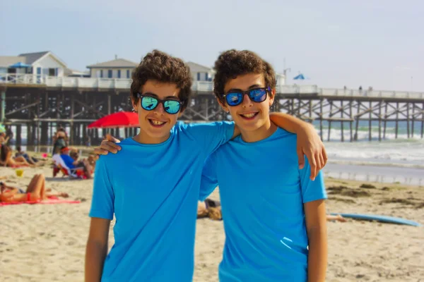 在圣地亚哥的拉尤拉海滩 英俊双胞胎的画像在镜头前微笑 — 图库照片