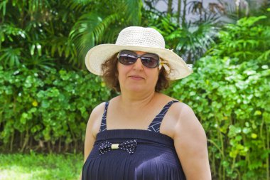 Bali Adası 'nda genç ve güzel bir kadın kameraya bakıyor.