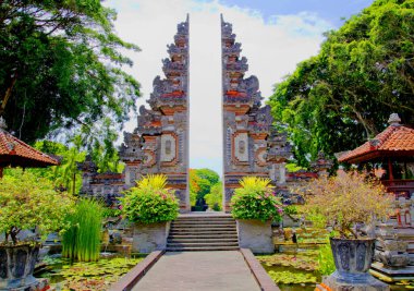 Nusa Dua 'daki tapınak ve yeşil doğa, Bali Adası