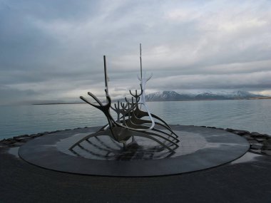 İzlanda sahilinde metal bir heykel
