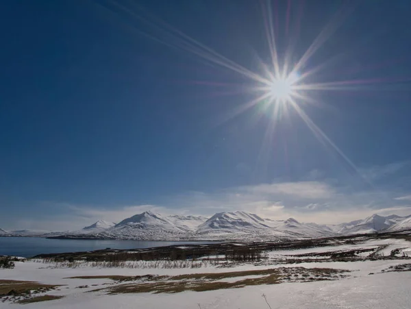 Baixo sol com bela paisagem nevada — Fotografia de Stock