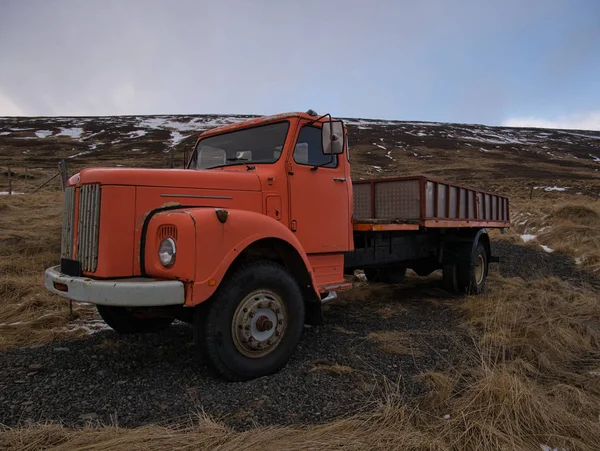 Il y a un très vieux camion debout sur une prairie — Photo