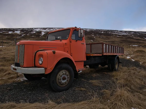 Ein uralter LKW steht auf einer Wiese — Stockfoto