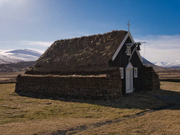 Igreja de turfa na Islândia com um sino acima da porta — Fotografia de Stock