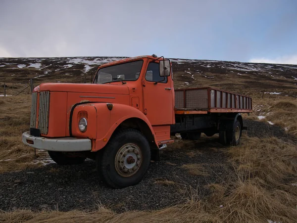 Ein uralter LKW steht auf einer Wiese — Stockfoto