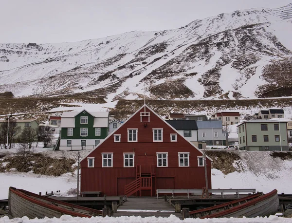 Casa de madeira vermelha na frente da montanha coberta de neve — Fotografia de Stock