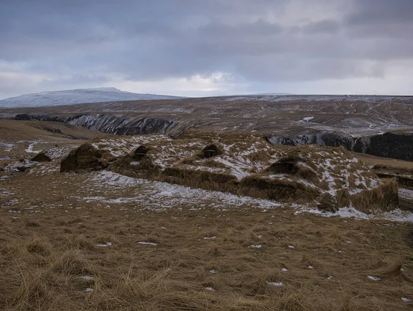 Häuser inmitten der isländischen Landschaft — Stockfoto