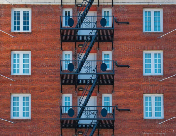 Façade en brique avec escalier de secours en acier noir — Photo