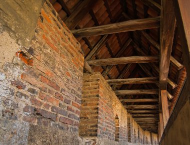 Çatısı olan eski bir tuğla şehir duvarı.